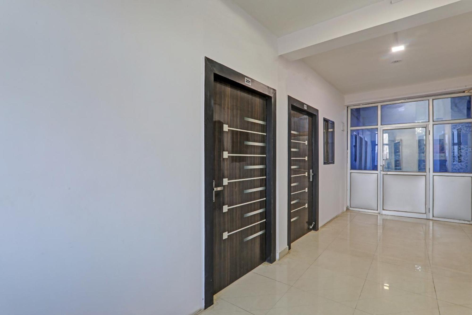 Hotel Oyo Flagship 81064 Chaudhary In Gorakhpur Esterno foto
